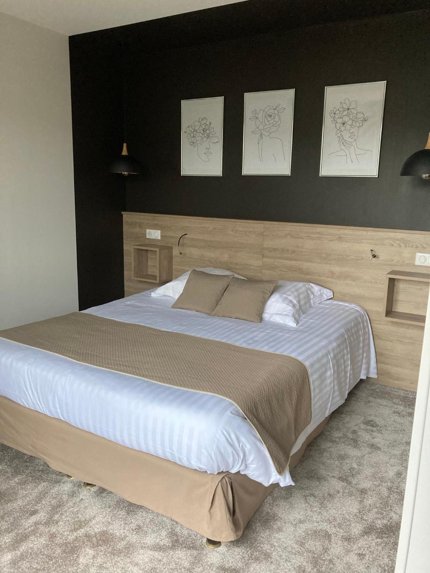 Logis Hotel Restaurant Des Voyageurs Le Malzieu-Ville ภายนอก รูปภาพ